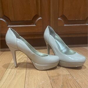 Guess tan beige patent leather platform heels size 6